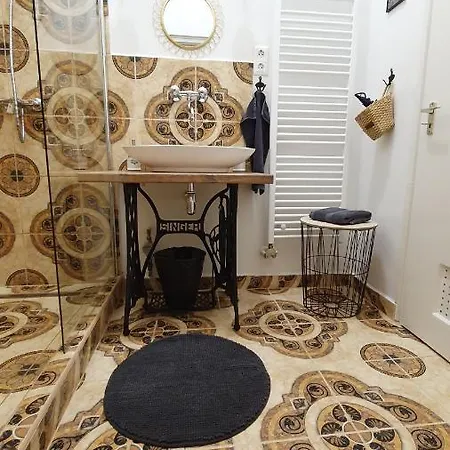 Előkapu Apartman *