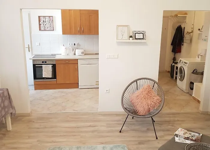Előkapu Apartman *