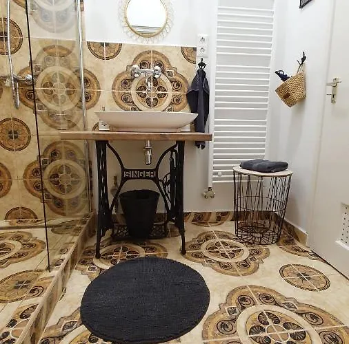 Előkapu Apartman *